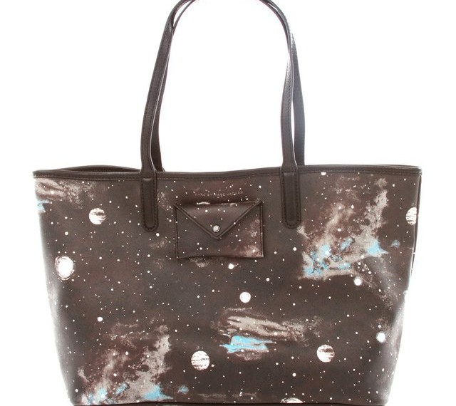 宇宙柄のポップなトートバッグ「Stargazer Tote by Marc By Marc